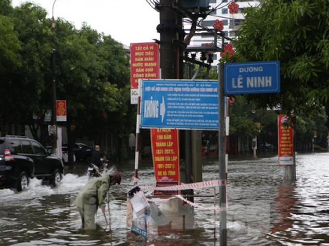 Tin tức trong ngày - Mưa lớn trong đêm, nhiều tuyến đường TP Hà Tĩnh 'thành sông'