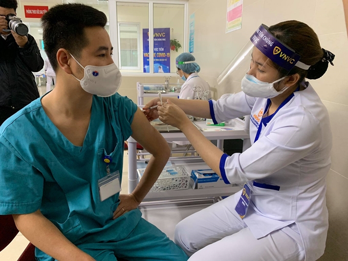 Hà Nội tổ chức tiêm chủng vắc xin phòng COVID-19 mũi 1 cho toàn bộ người dân từ 18 tuổi trở lên trước ngày 15/9