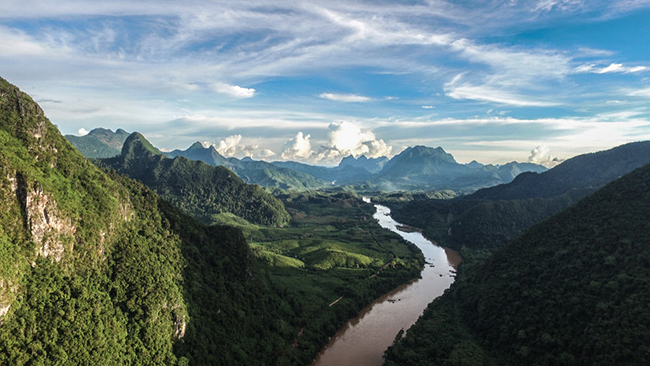 Nong Khiaw: Nếu bạn muốn trải nghiệm, khám phá một khu rừng nhiệt đới tươi tốt, dòng sông uốn lượn, những ngọn núi và vẻ đẹp cổ kính mà bạn không thể thấy ở bất cứ đâu, thì đây là ngôi làng dành cho bạn.&nbsp;
