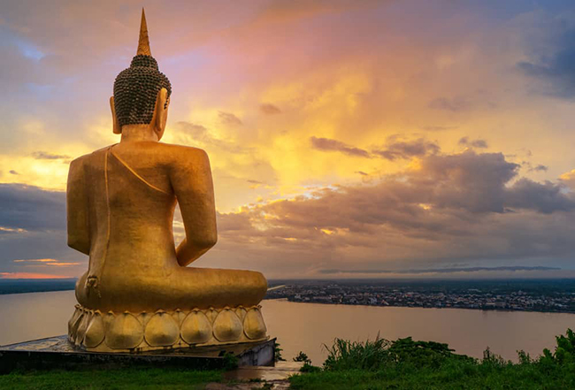 Pakse là một trong những thành phố lớn ở miền trung của Lào. Đến đây, bạn có thể ghé thăm cao nguyên Bolaven, một công viên tuyệt đẹp với những đồn điền cà phê và trà cùng rất nhiều thác nước.
