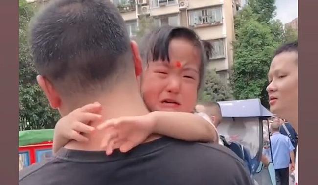 Bé gái 3 tuổi ôm cổ bố bật khóc.