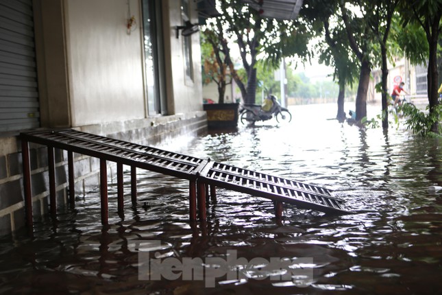 Những hộ dân sống cạnh đường Nguyễn Du nước ngập vào hành lang nhà.