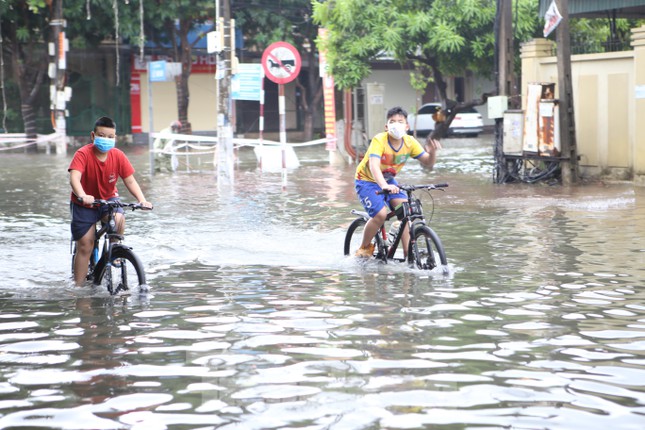 Mưa lớn trong đêm, nhiều tuyến đường TP Hà Tĩnh 'thành sông' - 9