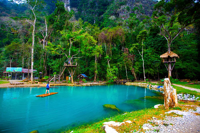Đến Blue Lagoon, bạn có thể thưởng thức một bữa ăn ngoài trời bên cạnh làn nước trong xanh như thủy tinh và khám phá hang động tráng lệ nằm ngay cạnh đó.&nbsp;
