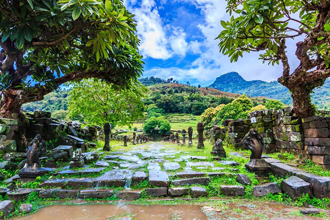 Vat Phou là tàn tích một ngôi đền Hindu của người Khmer có từ thế kỷ thứ 5. Một trong những điều làm cho khu di tích trở nên thú vị là bạn vẫn có thể nhìn thấy các dòng chữ và bàn thờ có từ hàng nghìn năm trước, khiến nó trở thành một địa điểm tuyệt vời cho những người yêu thích lịch sử.
