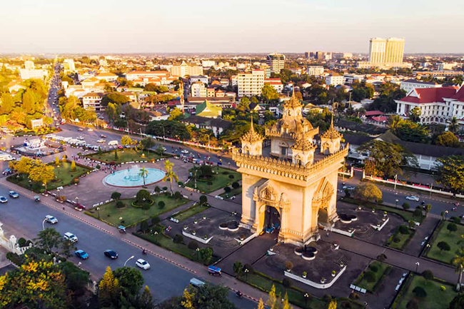 Mặc dù là thủ đô của Lào, Viêng Chăn vẫn mang cảm giác như một thị trấn nhỏ ấm áp. Thành phố này có một bầu không khí thoải mái và mang nhiều đặc điểm của nước Pháp thu nhỏ.
