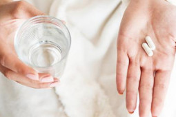 F0 ban đêm không sốt nhưng rất nhức đầu, uống paracetamol được không?