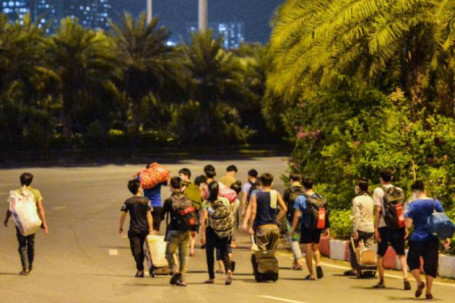 CLIP: Hơn 30 người lao động tay xách nách mang đi bộ xuyên đêm để về quê