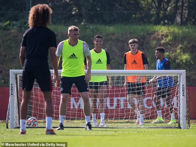Ronaldo rạng rỡ tập buổi đầu cùng MU, đi bóng cực chất khiến đồng đội &#34;lóa mắt&#34; - 7