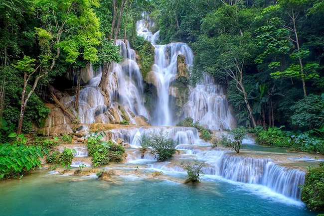 Thác Kuang Si là một trong những thác nước hùng vĩ nhất ở Lào. Đây không chỉ là một&nbsp;trong những khung cảnh đẹp&nbsp;nhất ở Lào mà còn thuộc top&nbsp;những thác nước đẹp nhất thế giới.
