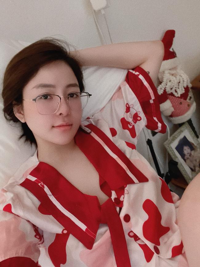 Trâm Anh còn chịu chi mua những set đồ bộ hàng hiệu đắt đỏ từ Gucci, Chanel... để có cảm giác thoải mái nhất khi ở nhà.
