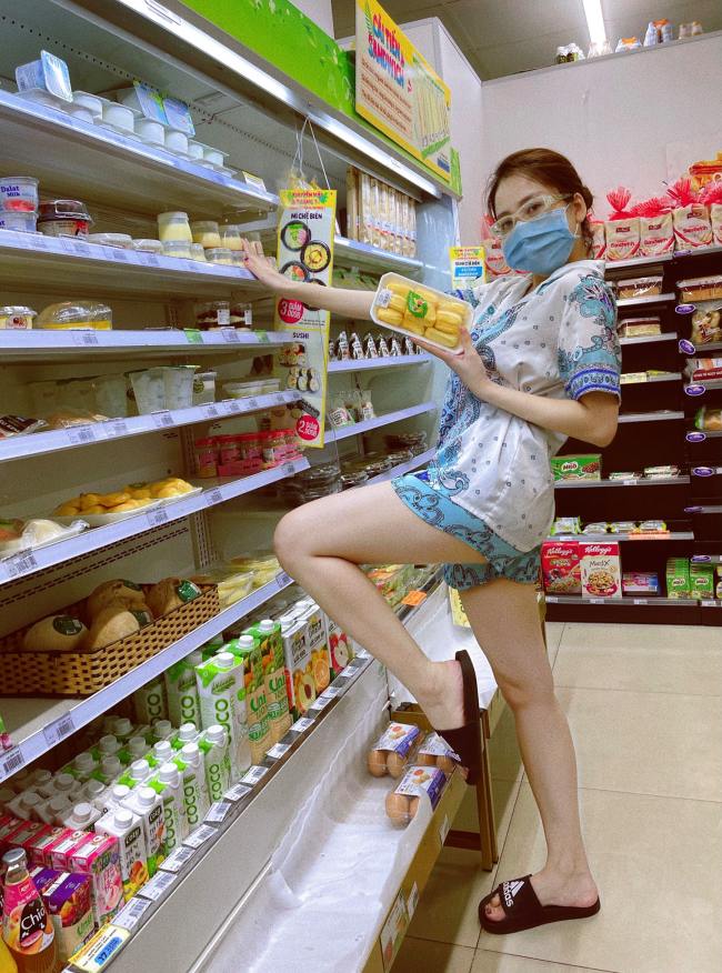 Nàng hot girl chụp hình chưa tinh tế với cách tạo dáng phản cảm.

