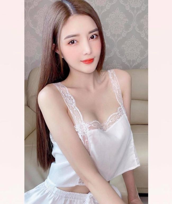 Cô lựa chọn những cách chụp hình tinh tế là cách tránh khỏi thị phi của dư luận khi mặc đồ bộ.
