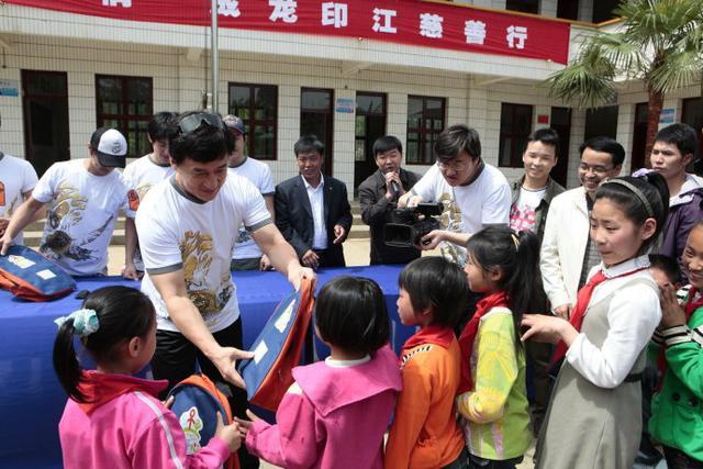 Lý Liên Kiệt vướng tin đồn "ăn chặn" nghìn tỷ cũng chưa bằng sao nữ dính bê bối từ thiện này - 7