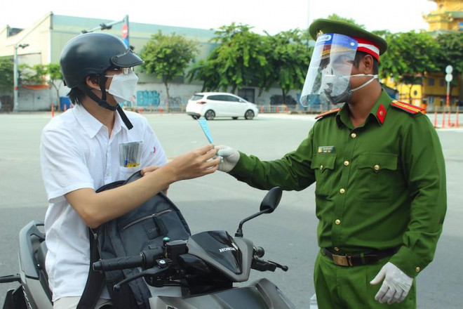 Công an quận Gò Vấp kiểm soát việc ra đường của người dân. Ảnh: LÊ THOA