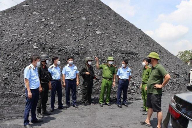 Lực lượng chức năng kiểm tra các bãi than của "đại gia lan đột biến" tại thị xã Kinh Môn (Hải Dương)