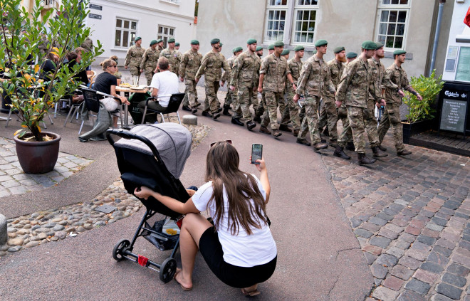 Binh sĩ diễu hành qua TP Aalborg - Đan Mạch trong ngày lễ Quốc kỳ hôm 5-9 Ảnh: REUTERS