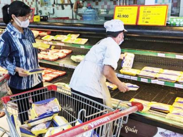 Thị trường - Tiêu dùng - Ế hàng triệu con gà công nghiệp quá tuổi và nghịch lý nông dân khóc, tiểu thương cười