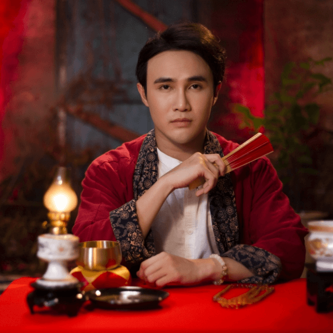 Nam diễn viên còn từng khẳng định: "Nếu không có Hồng Tú, sẽ không có Huỳnh Lập của ngày hôm nay. Anh ấy góp 50% công sức vào thành quả của tôi. Là nghệ sĩ, tôi chỉ bay bổng với các ý tưởng nghệ thuật, vai diễn. Còn chuyện show diễn, tính toán kinh tế, sản xuất thế nào đều do anh Tú lo".
