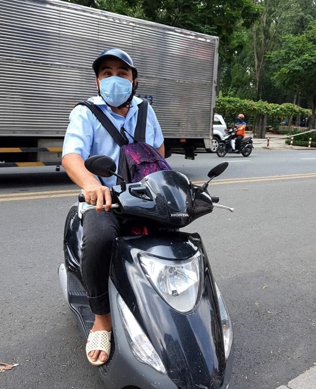 Thậm chí, vào tháng 6 vừa qua, Quyền Linh còn đi xe máy chở một ba lô tiền mặt 2,2 tỷ đồng, đến ủng hộ đơn vị hỗ trợ mua vaccine Covid-19. 
