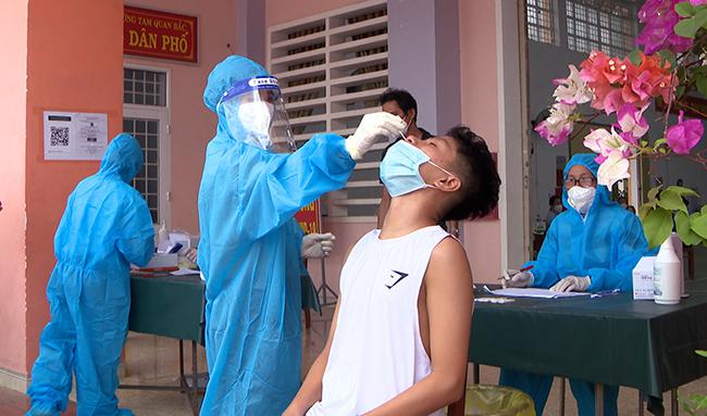 Nhân viên y tế lấy mẫu xét nghiệm Covid-19 cho người dân phường Tam Quan Bắc