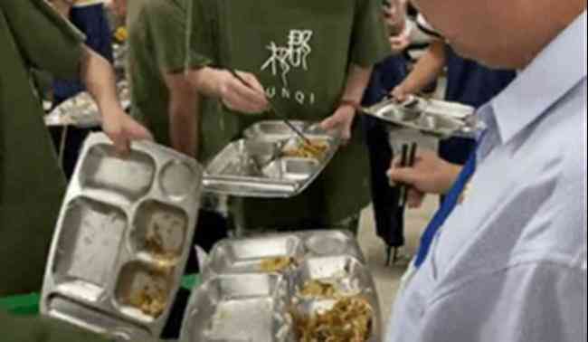 Hiệu trưởng mỗi ngày đứng cạnh thùng rác xin thức ăn thừa, lý do đằng sau khiến ai cũng nể phục - 3