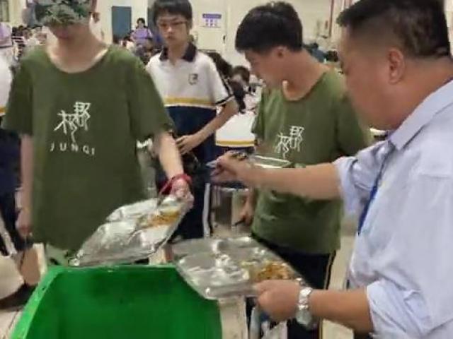 Giáo dục - du học - Hiệu trưởng mỗi ngày đứng cạnh thùng rác xin thức ăn thừa, lý do đằng sau khiến ai cũng nể phục