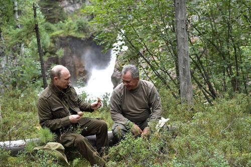 Tổng thống Putin và Bộ trưởng Quốc phòng Shoigu trong rừng Taiga.