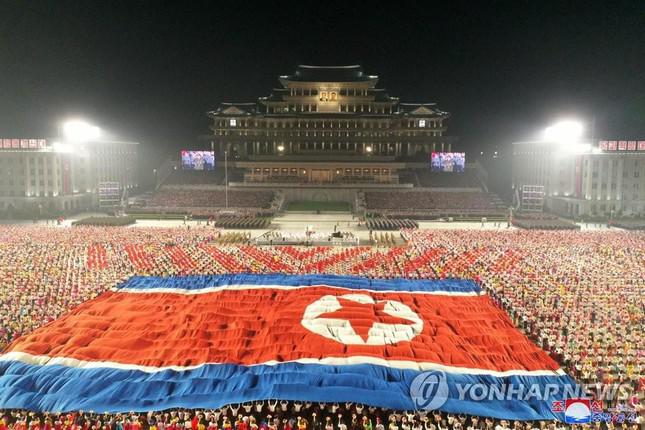“Khi tiếng nhạc chào mừng vang lên lúc nửa đêm, ông Kim Jong-un xuất hiện trên bục”, KCNA viết. Ảnh: Yonhap
