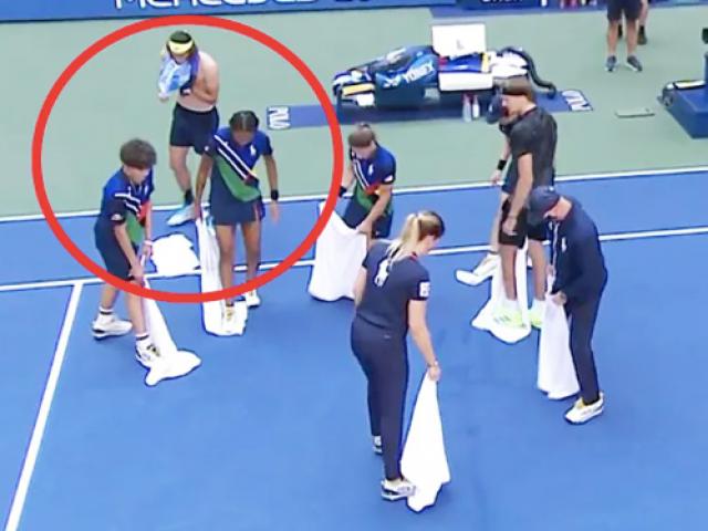 Thể thao - Bức xúc US Open: Đối thủ đổ nước ra sân, "Hoàng tử" Zverev còng lưng lau