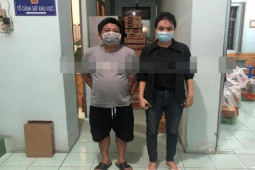 Đi tiêm vắc xin, “tiện tay” cầm luôn điện thoại của nhân viên y tế