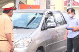 Thanh tra Sở Tài nguyên Môi trường cố thủ trong ô tô hơn 1 giờ khi vi phạm chống dịch