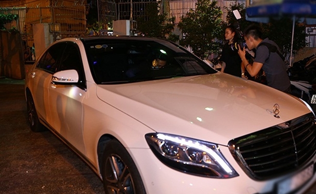 4 năm sau đó, Trấn Thành mua thêm chiếc Mercedes-Benz S400L đời 2015, chiếc xe sang dòng S-Class có giá khoảng 4 tỷ đồng. Chiếc xe này cũng được anh cầm lái để đưa Hari Won 'về dinh' vào năm 2016. Tuy nhiên, nam MC đã rao bán chiếc xe này cho một showroom (phòng trưng bày) xe sang nhập khẩu tại Việt Nam với mức giá hơn 2 tỷ đồng, sau 2 năm sử dụng.
