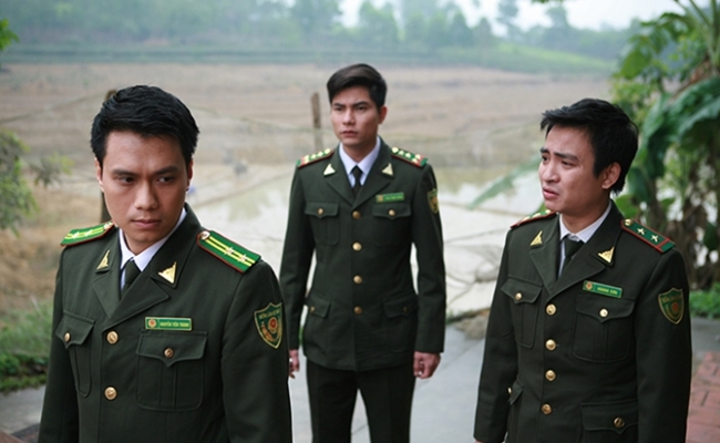"Khi đàn chim trở về"&nbsp;của đạo diễn Nguyễn Danh Dũng là một trong số ít những phim mà Việt Anh vào vai chính diện. Thành công khắc họa hình ảnh&nbsp;cán bộ kiểm lâm hết lòng với nghề đã giúp nam diễn viên giành Bằng khen Diễn viên nam xuất sắc nhất tại Liên hoan Truyền hình toàn quốc lần thứ 35, Giải Cánh diều vàng 2015 cho hạng mục Nam diễn viên chính phim truyền hình.&nbsp;&nbsp;
