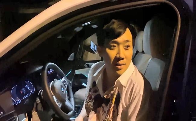 Mới đây, nam MC đã đăng tải đoạn video ghi lại hình ảnh anh lái chiếc siêu xe 7 tỷ chở Lê Giang di chuyển trong những ngày công chiếu phim điện ảnh 'Bố già'. Được biết, chiếc SUV hạng sang của BMW X7 được nam nghệ sĩ mua vào hồi đầu năm 2021.
