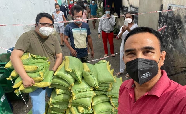 Thời gian gần đây, Quyền Linh gây chú ý với&nbsp;hoạt động từ thiện tích cực, tâm huyết. Anh cũng&nbsp;là nam MC được yêu mến nhất nhì showbiz Việt bởi tính cách gần gũi, chân chất.&nbsp;
