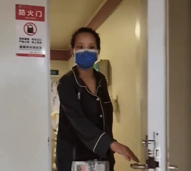 Vợ anh Ngô khỏe mạnh mở cánh cửa phòng sinh, rồi giữ của để y tá bế đứa con mới sinh ra ngoài.