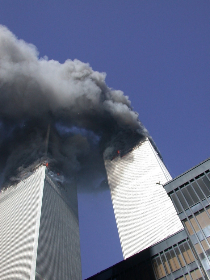 Tòa tháp đôi bốc cháy sau khi hai chiếc máy bay thương mại lao thẳng vào.
