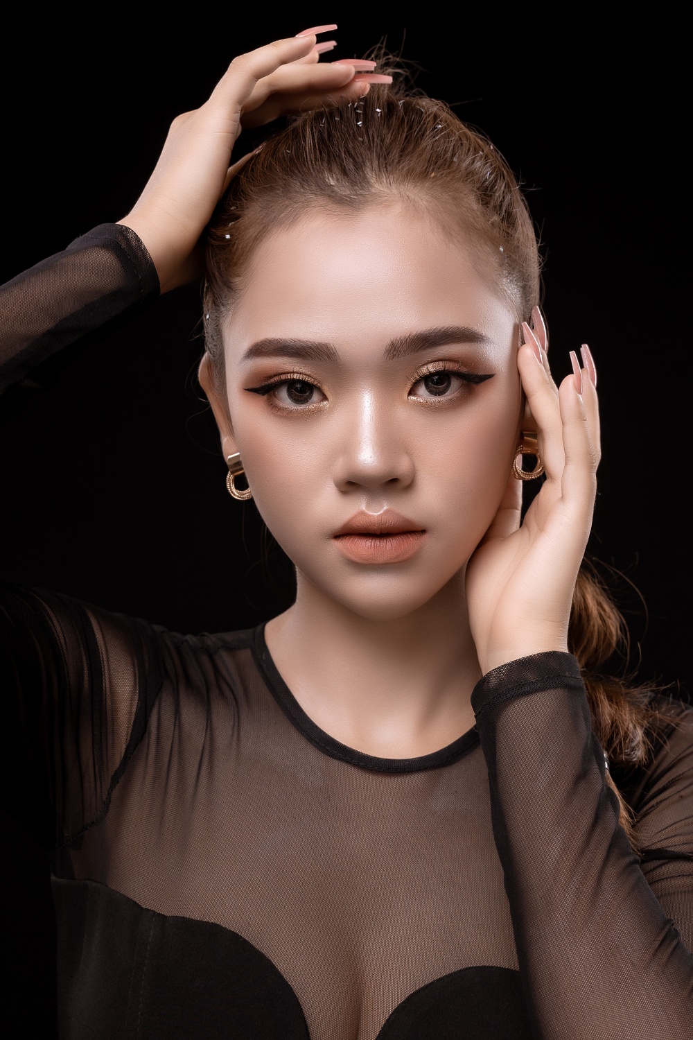 Nữ sinh 19 tuổi Dược Thanh đang dẫn đầu bình chọn "Hoa hậu Hoàn vũ Việt Nam" 2021
