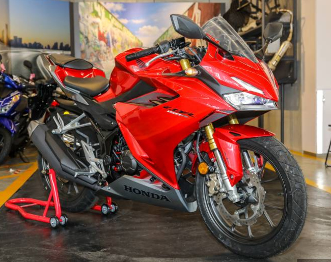 Sau lễ công bố, 2021 Honda CBR150R đã được tiết lộ loạt ảnh thực tế cận cảnh và giá bán niêm yết chỉ 12.499 RM (khoảng 68,3 triệu đồng) tại thị trường Malaysia. Đây là mức giá chưa gồm thuế đường, bảo hiểm và phí đăng ký.
