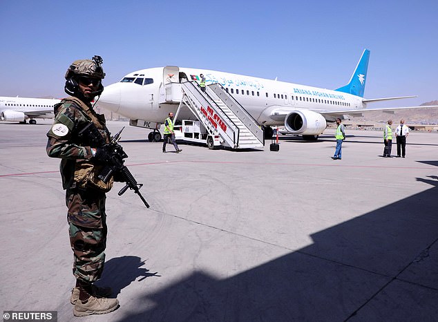 Taliban đồng ý để 200 người, gồm công dân Mỹ và nước ngoài rời khỏi Afghanistan từ sân bay Kabul.