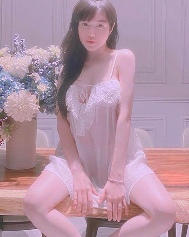 Diện váy ngủ mỏng tang, Elly Trần tạo dáng sexy khiến nhiều người khó rời mắt.

