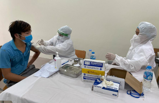 Tiêm vắc xin phòng Covid-19 cho người dân ở phường Việt Hưng, quận Long Biên
