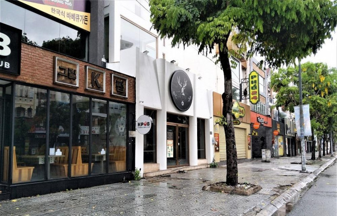 Dãy phố Phan Xích Long với rất nhiều quán ăn vẫn đang “im lìm”. Ảnh: Vietnamnet