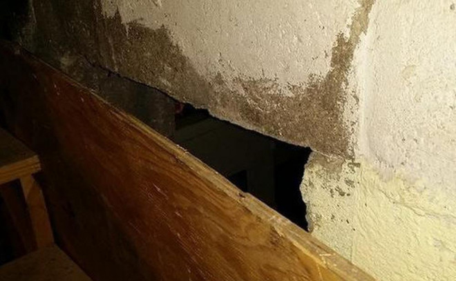 Chàng trai tìm thấy một cánh cửa bí mật trong căn nhà mới tậu.