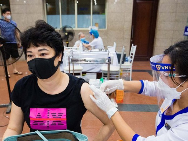 Video - Clip: Hà Nội thần tốc tiêm vắc-xin cho người dân trong đêm