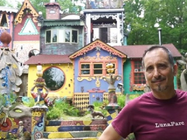 Kinh doanh - Người đàn ông dành 33 năm biến nhà thành lâu đài trong truyện cổ tích