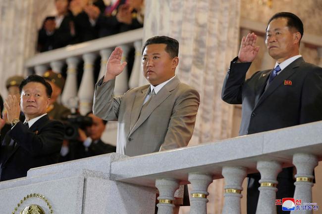 Lãnh đạo Kim Jong-un xuất hiện tại lễ duyệt binh với vóc dáng thon gọn cùng làn da rám nắng. Ảnh: KCNA
