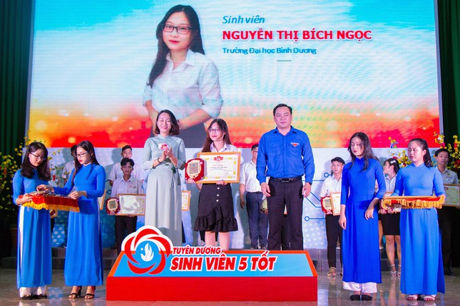 Nữ "Sinh viên 5 tốt" kiếm bộn tiền nhờ siêu tiếng Anh - 3