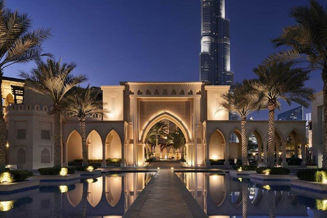 Palace Downtown: Đây là một dinh thự nguy nga được xây dựng kiểu truyền thống, đồng thời cũng là một trong những nơi tốt nhất để ở lại ở Dubai. Khách sạn xa hoa này nằm giữa trung tâm thành phố, nhìn thẳng ra đài phun nước và tòa nhà Burj Khalifa.
